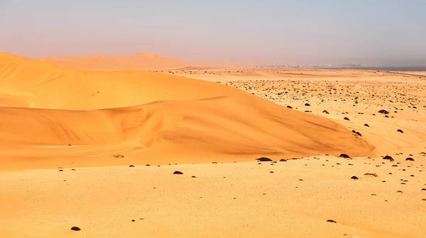 Wüste, Ozean und Himmel in Namibia. — Stockfoto