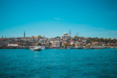 İstanbul Boğazı 'nda şehir manzaralı deniz yolculuğu