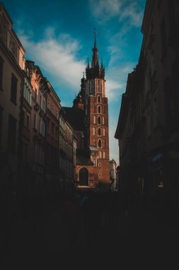 Polonya 'nın Krakow kentindeki Ana Pazar Meydanı' na bitişik Aziz Mary Bazilikası tuğla gotik kilise