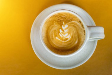 Latte sarı deri masada kahve fincan 