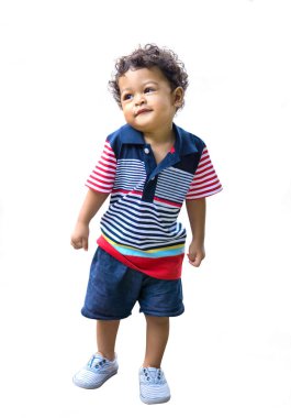 Poz ve gülümseme ararken phot olmak kıvırcık saçlı Asyalı çocuk