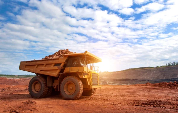 Grande caminhão de mineração amarelo no local de trabalho — Fotografia de Stock