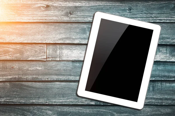 Weißer Tablet PC auf hölzernem Hintergrund — Stockfoto