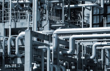 Rafineri petrol ve doğal gaz boru hatları ve kuleleri görünümünü