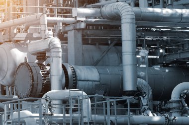 Rafineri petrol ve doğal gaz boru hatları ve kuleleri görünümünü