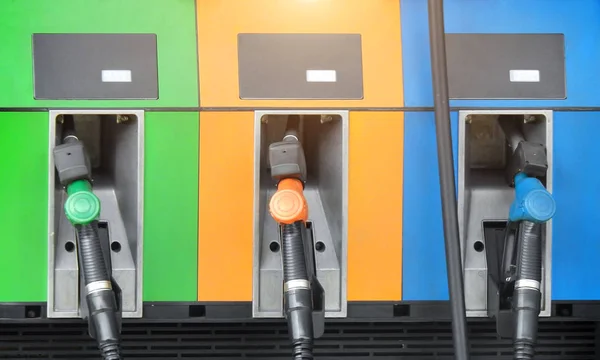 Distributeur de carburant dans une station-service — Photo
