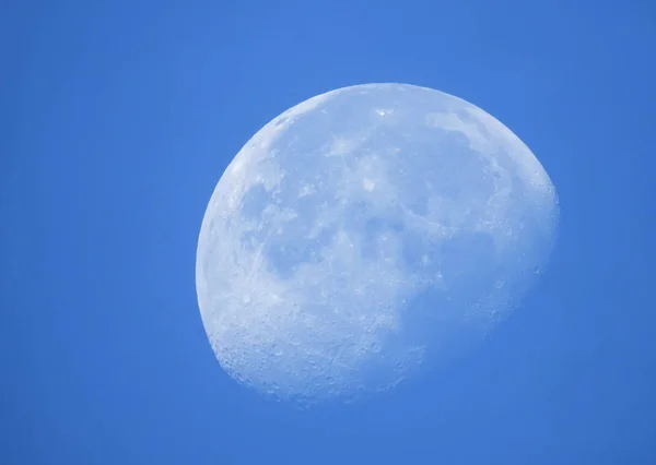Fázisban a Hold nappali. — Stock Fotó