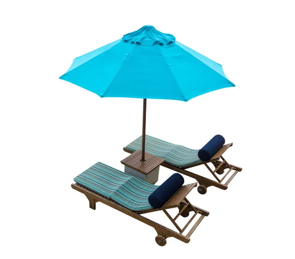 Cadeira de praia azul com guarda-chuva isolado no fundo branco — Fotografia de Stock