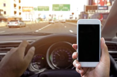 bir araba sürüş sırasında bir smartphone kullanarak