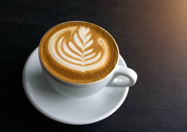 Kafede latte sanat kahve fincan