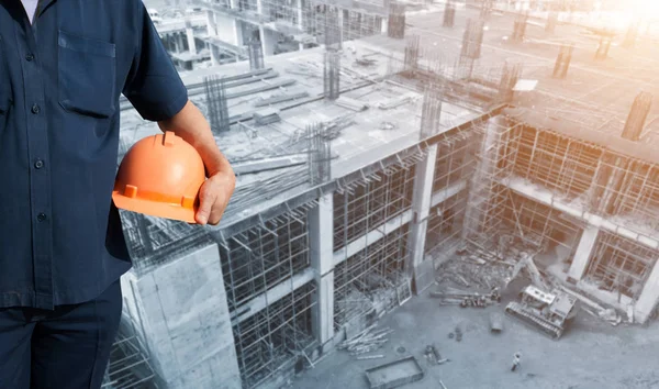 Ingegnere con casco arancione sulla costruzione di edifici per uffici — Foto Stock