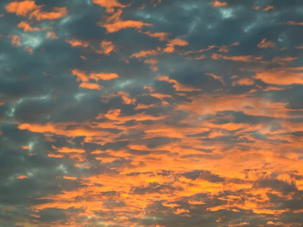 Sonnenuntergangshimmel in orange und blau. — Stockfoto