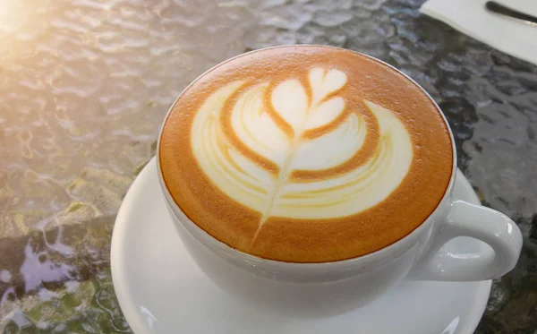 Una taza de arte latte Café en la cafetería — Foto de Stock