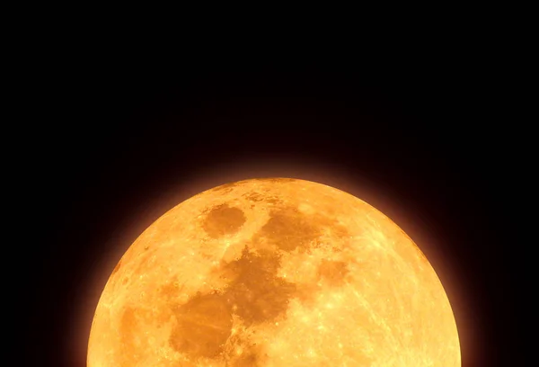 La luna piena gialla e la nube sul cielo notturno — Foto Stock