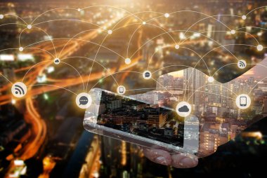 El çift pozlama tutun smartphone gece şehri