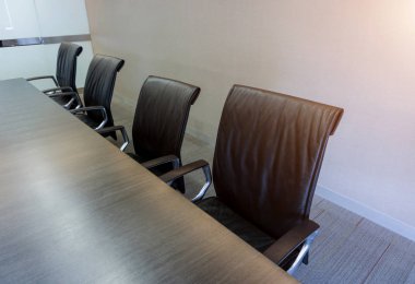 Daha önce iş toplantı konferans salonunda boş kurumsal sandalye