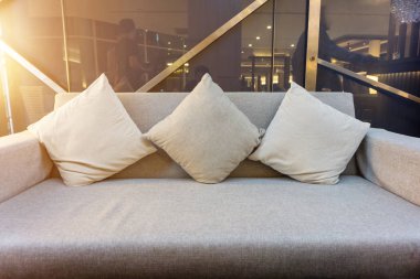 Gri yastık ve ahşap duvar arka plan ile modern oturma odası