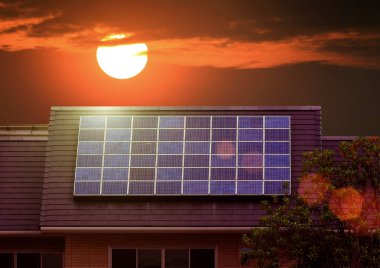 Evin çatısında güneş pili panelinin yeşil enerji
