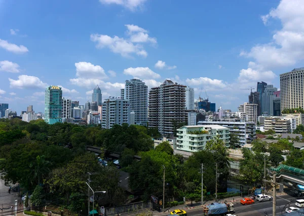 曼谷城市和现代化的办公大楼和花园在空中 v — 图库照片