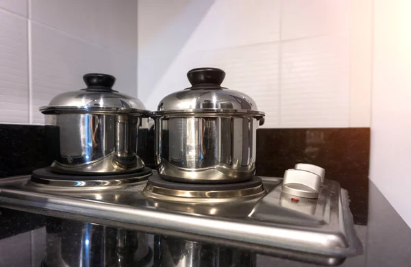 Twee pot kokend water in keuken — Stockfoto