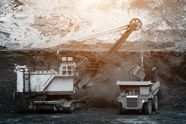 Velké důlní vozík vykládku uhlí — Stock fotografie