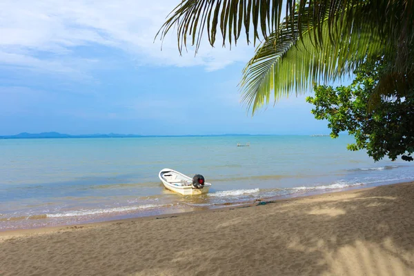 Krásné moře, palmy a lodí na Koh Chang, Thajsko. — Stock fotografie