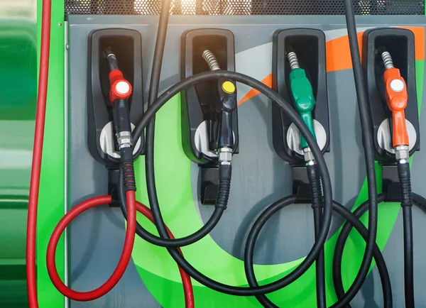 Distributeur de carburant dans une station-service — Photo