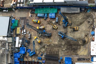 Üstten Görünüm inşaat site işçileri inşa ediyoruz. Havadan görünümü.