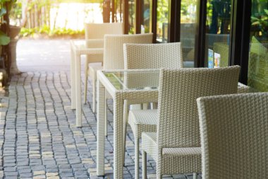 Beyaz rattan sandalye ve masa dekorasyon Restoran, süreç içinde 