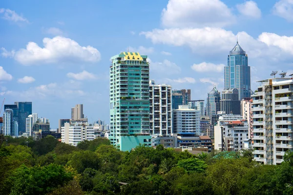 Città di Bangkok e moderni edifici per uffici e giardino in Aerial v — Foto Stock