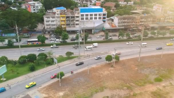 Lalu Lintas Mobil itu berlari dan melaju ke persimpangan kota Bangkok. Thailand — Stok Video