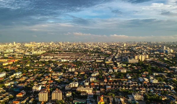 Città di Bangkok Thailandia in vista aerea alla luce della sera — Foto Stock