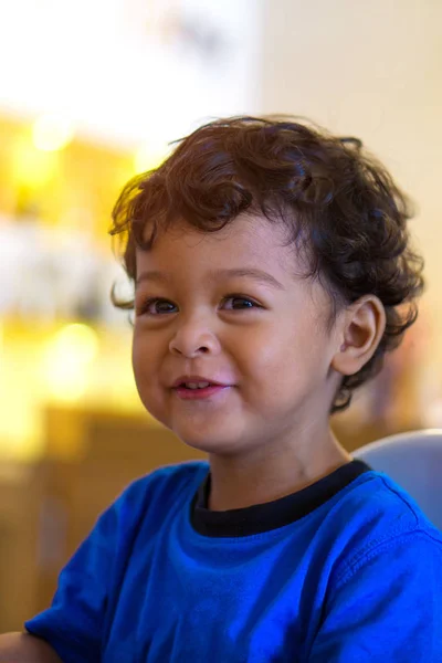 2 anno vecchio asiatico bambino ragazzo sorriso e felicità . — Foto Stock