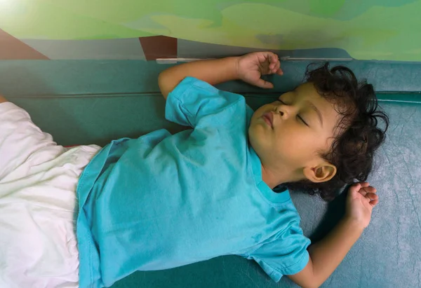 Двухлетний азиатский ребенок спит на матрасе — стоковое фото