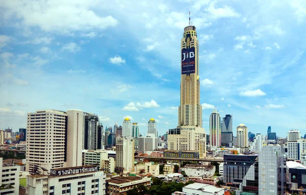 Baiyoke tower with surroundings buildings and clouds at Bangkok — Stock Photo, Image