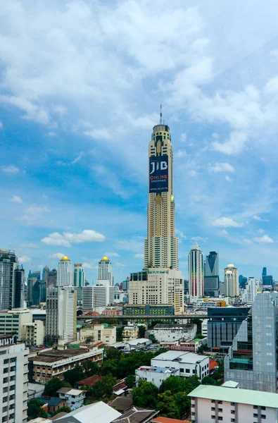 Torre de Baiyoke com edifícios circundantes e nuvens em Bangkok — Fotografia de Stock