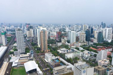 Bangkok şehir ve modern ofis binaları havadan görünümü