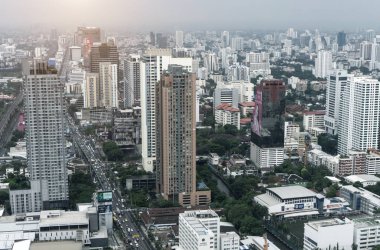 Bangkok şehir ve modern ofis binaları havadan görünümü