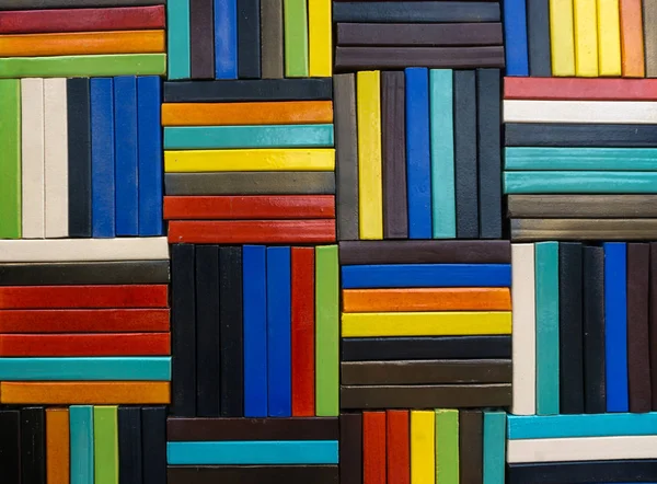 Стена выполнена из разноцветной керамики . — стоковое фото