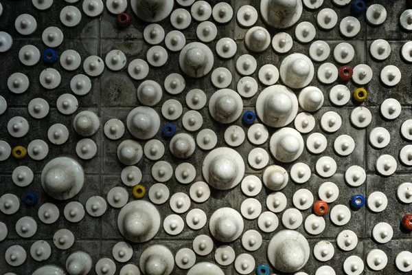 Beyaz seramik duvar yapılır.