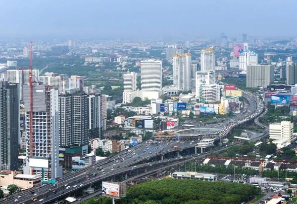 Cidade de bangkok e edifícios de escritórios modernos em vista aérea — Fotografia de Stock