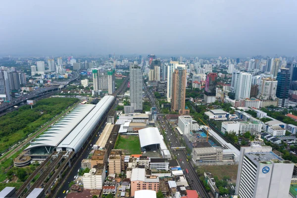 Cidade de bangkok e edifícios de escritórios modernos em vista aérea — Fotografia de Stock