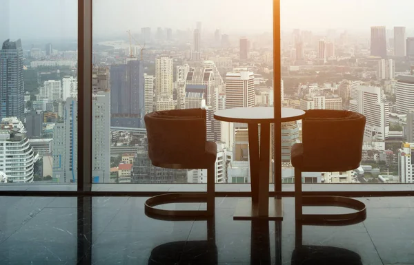 Mesa de cristal de la silla y del círculo modernos dos en la sala de oficina de la torre ingenio — Foto de Stock