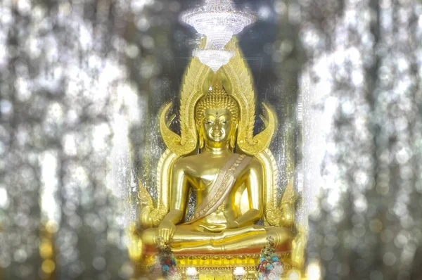 Estatua de Buda de oro en el vidrio de la catedral en Wat Chantharam (Wat T — Foto de Stock