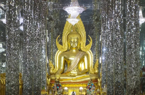 Goldene Buddha-Statue am Kathedralenglas im wat chantharam (wat t — Stockfoto