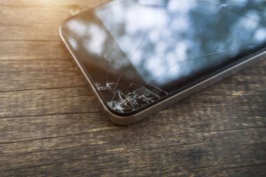 Kırık ekran siyah akıllı telefon