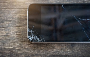 Kırık ekran siyah akıllı telefon