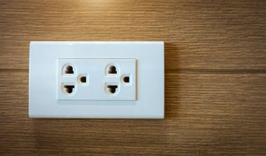 Elektrik prizinden soketine ve ahşap duvar