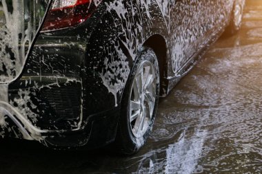 Siyah araba yıkama sabunu ile seçici odak