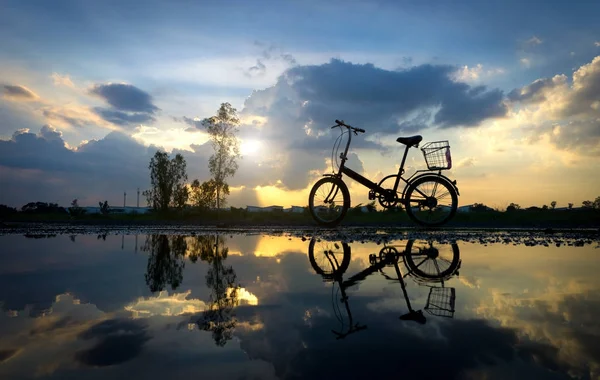 Reflexão do parque de bicicletas Silhouette à beira-mar — Fotografia de Stock